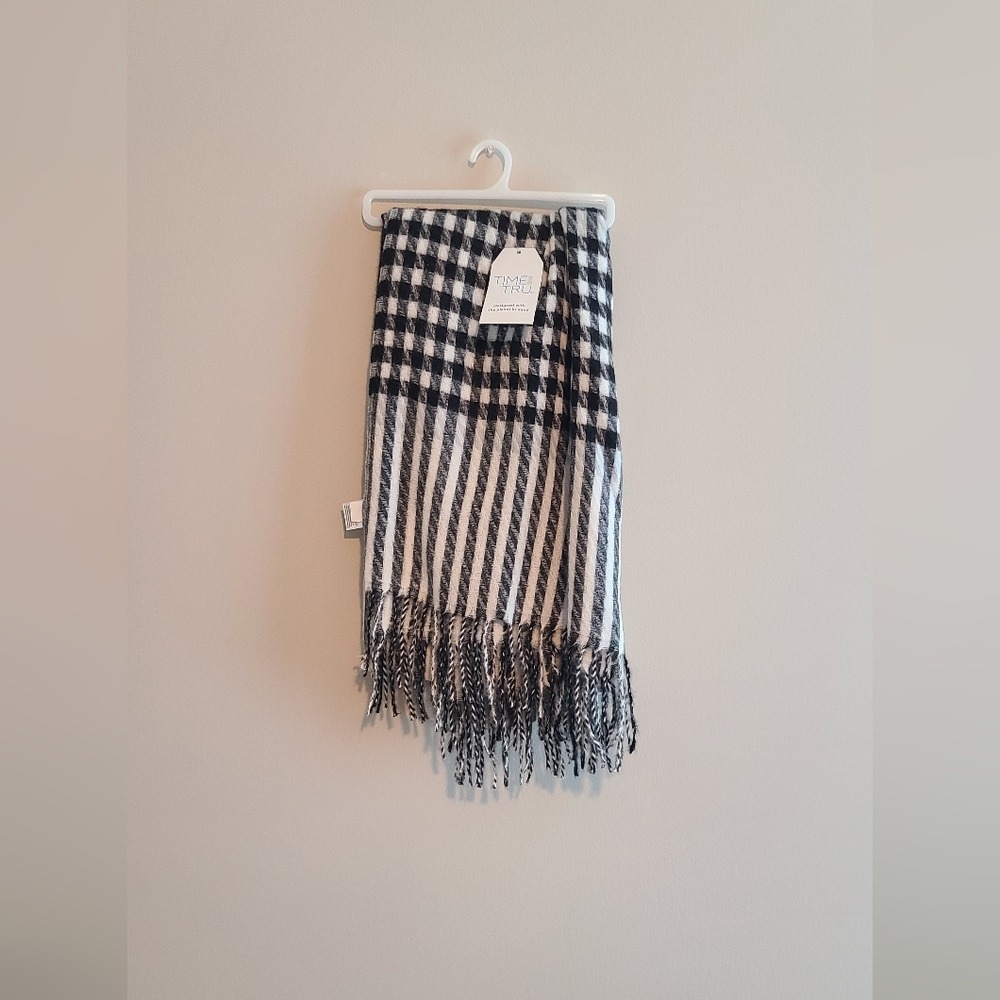 Time and Tru Black White Houndstooth Blanket Scarf Fringe One Size NWT